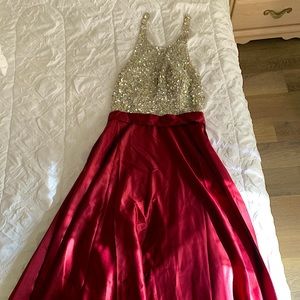 BURGUNDY A- LINE SPARKLY SLEEVELESS DRESS ❤️